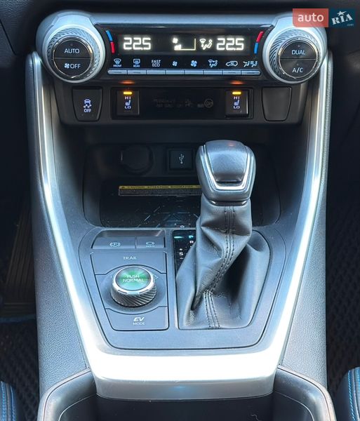 Внедорожник / Кроссовер Toyota RAV4 2020 в Киеве