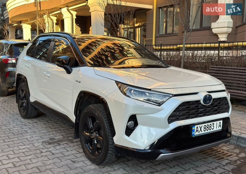 Внедорожник / Кроссовер Toyota RAV4 2020 в Киеве