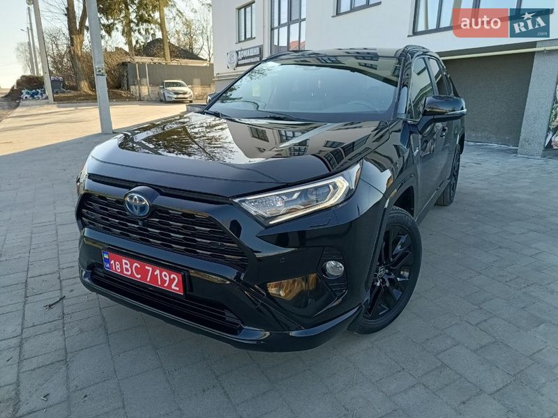 Позашляховик / Кросовер Toyota RAV4 2020 в Рівному