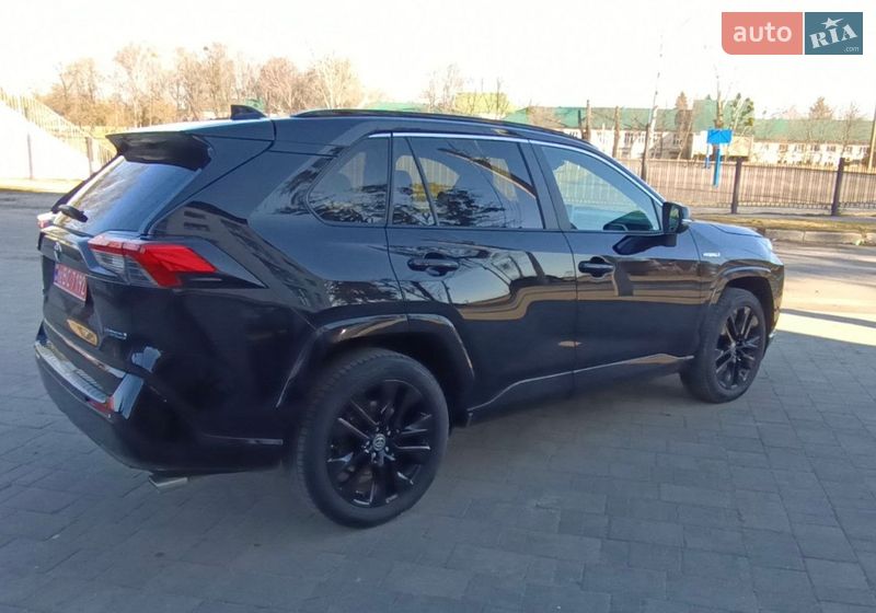 Позашляховик / Кросовер Toyota RAV4 2020 в Рівному