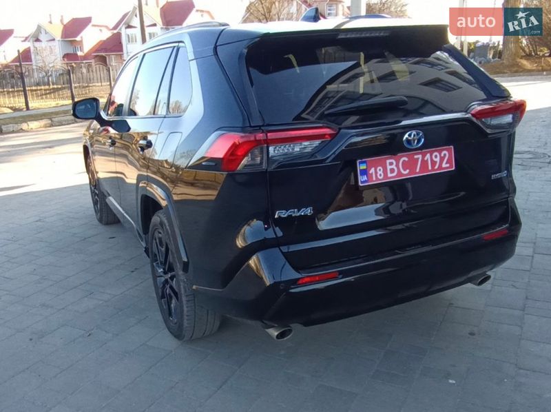 Позашляховик / Кросовер Toyota RAV4 2020 в Рівному