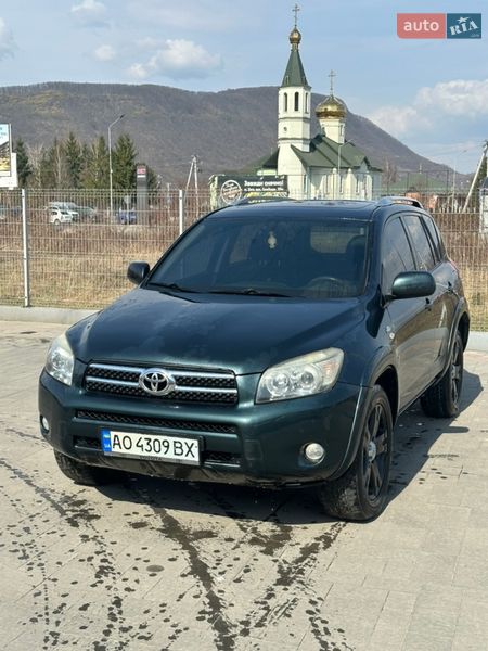 Внедорожник / Кроссовер Toyota RAV4 2006 в Хусте