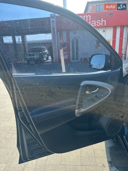 Внедорожник / Кроссовер Toyota RAV4 2006 в Хусте