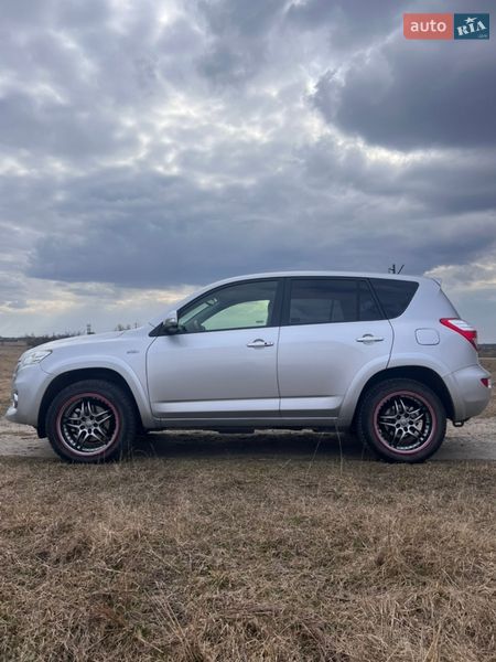 Внедорожник / Кроссовер Toyota RAV4 2012 в Сарнах