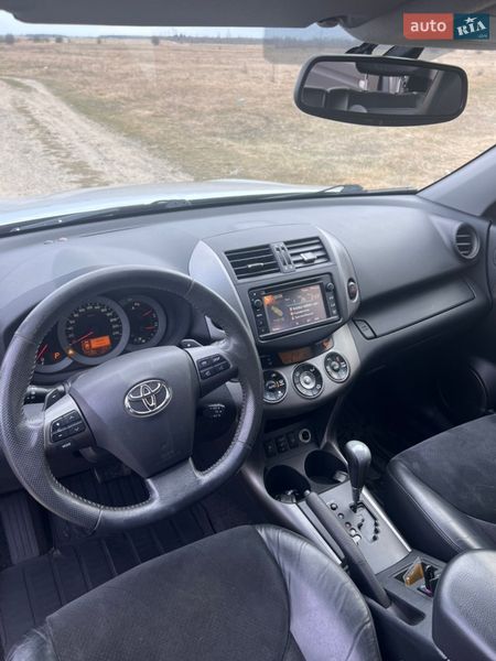 Внедорожник / Кроссовер Toyota RAV4 2012 в Сарнах