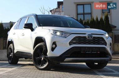 Позашляховик / Кросовер Toyota RAV4 2021 в Рівному