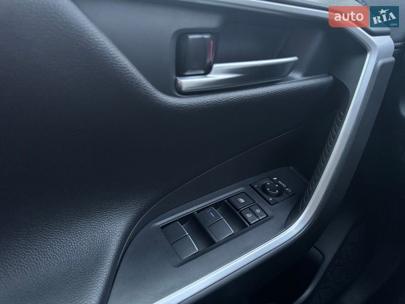 Позашляховик / Кросовер Toyota RAV4 2020 в Харкові