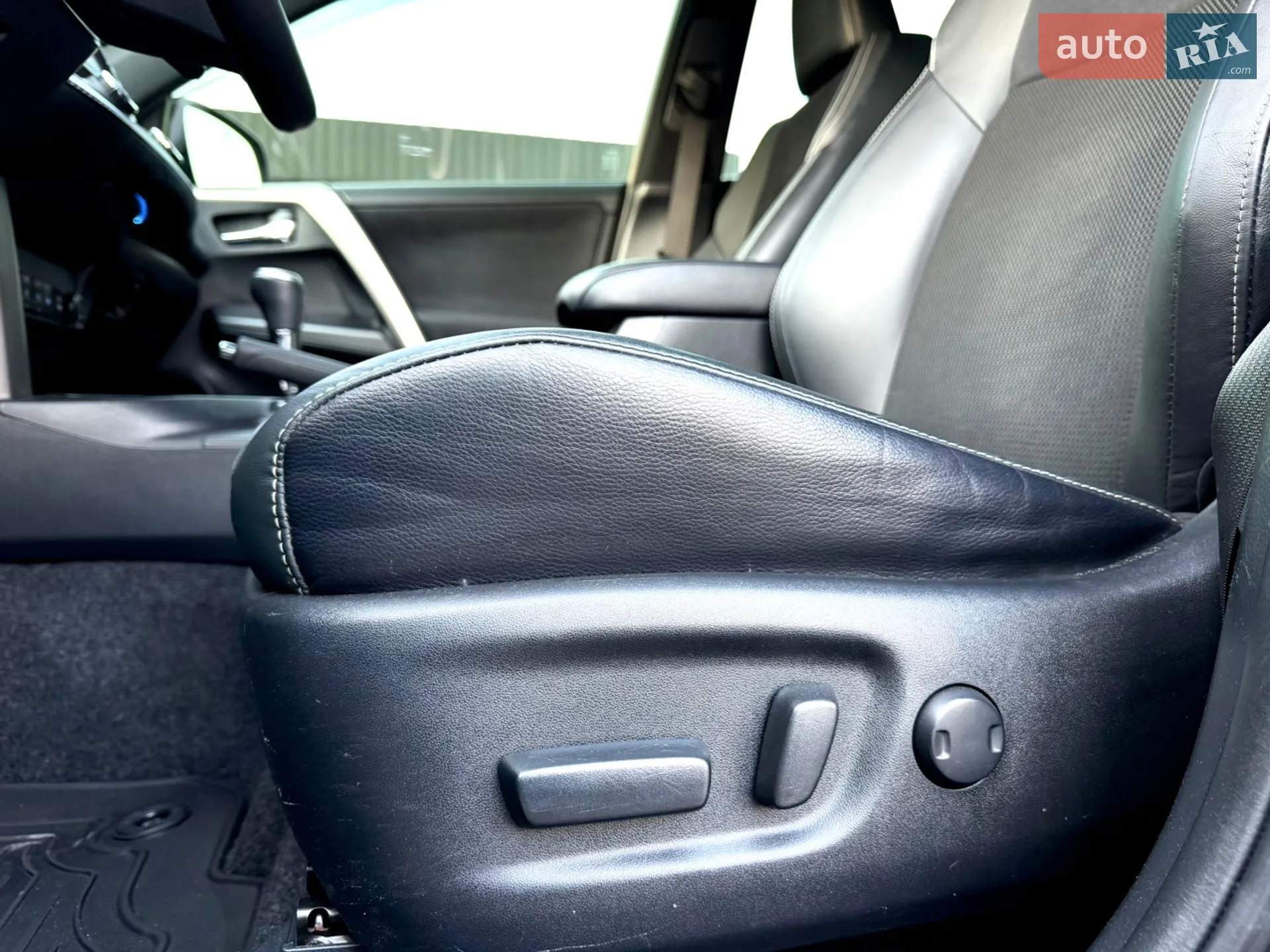 2017 Toyota RAV 4 - мініатюра 28