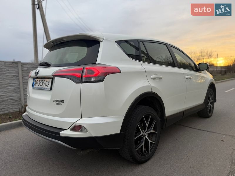 Позашляховик / Кросовер Toyota RAV4 2017 в Дніпрі