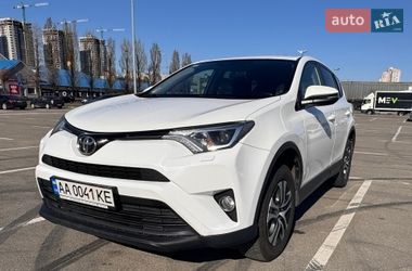 Внедорожник / Кроссовер Toyota RAV4 2017 в Киеве