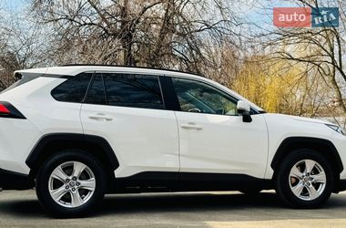 Внедорожник / Кроссовер Toyota RAV4 2021 в Киеве