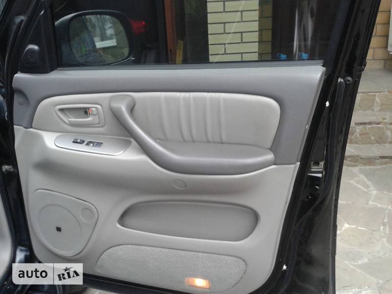 Внедорожник / Кроссовер Toyota Sequoia 2004 в Днепре