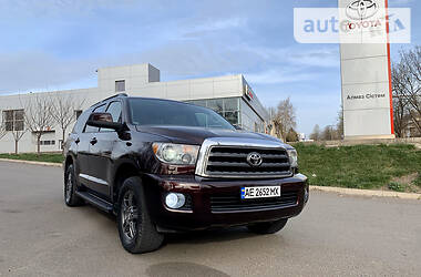 Внедорожник / Кроссовер Toyota Sequoia 2015 в Кривом Роге