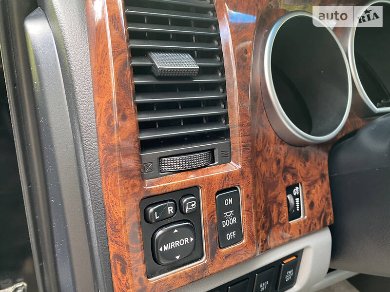 Позашляховик / Кросовер Toyota Sequoia 2009 в Києві