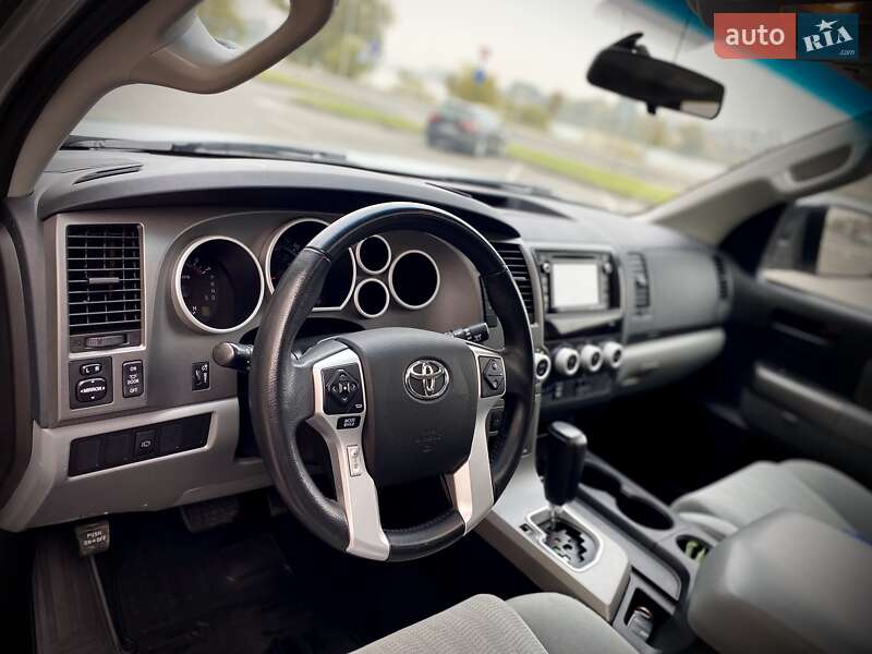 Внедорожник / Кроссовер Toyota Sequoia 2017 в Виннице
