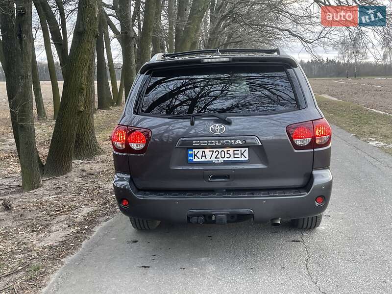 Внедорожник / Кроссовер Toyota Sequoia 2017 в Киеве