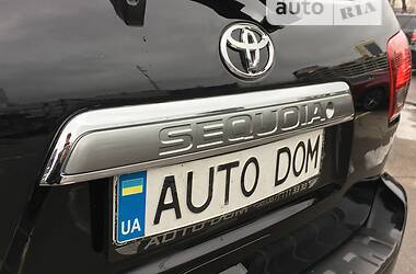 Внедорожник / Кроссовер Toyota Sequoia 2018 в Киеве