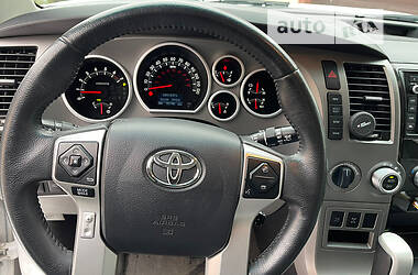 Позашляховик / Кросовер Toyota Sequoia 2015 в Тернополі