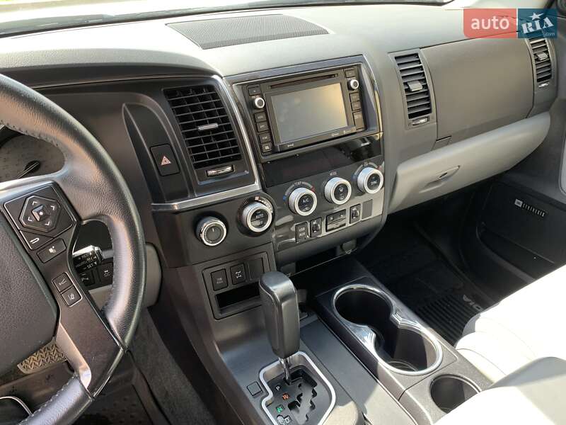Позашляховик / Кросовер Toyota Sequoia 2017 в Хмельницькому