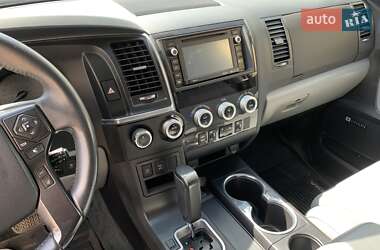 Внедорожник / Кроссовер Toyota Sequoia 2017 в 