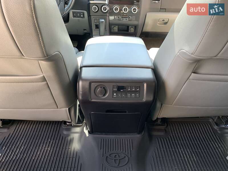 Позашляховик / Кросовер Toyota Sequoia 2017 в Хмельницькому