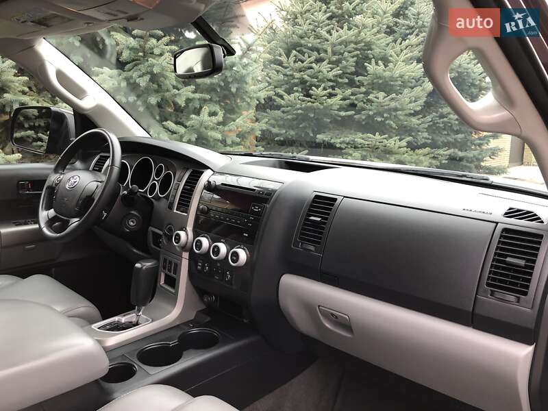 Внедорожник / Кроссовер Toyota Sequoia 2012 в Киеве