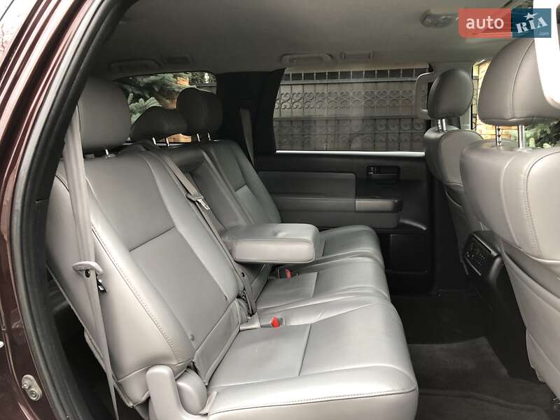Внедорожник / Кроссовер Toyota Sequoia 2012 в Киеве