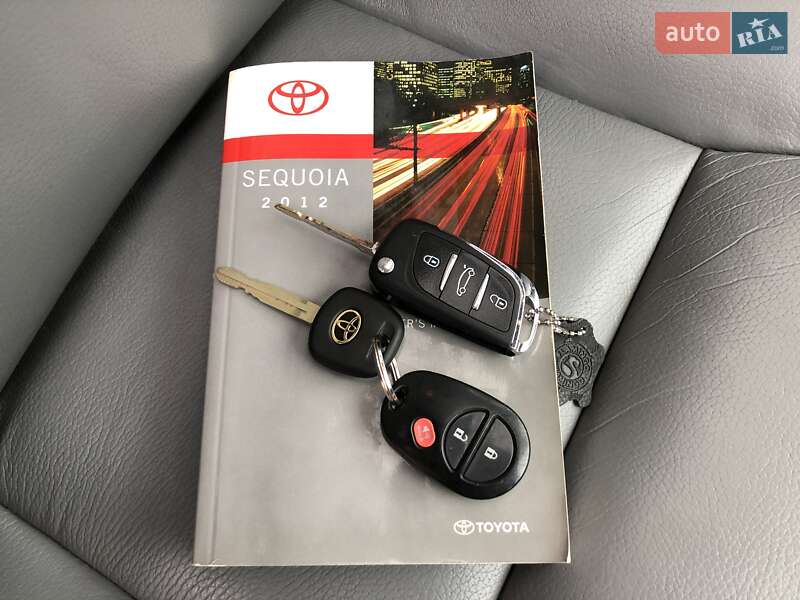 Внедорожник / Кроссовер Toyota Sequoia 2012 в Киеве