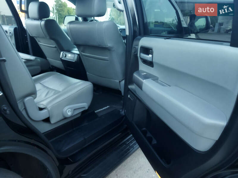 Внедорожник / Кроссовер Toyota Sequoia 2017 в Луцке