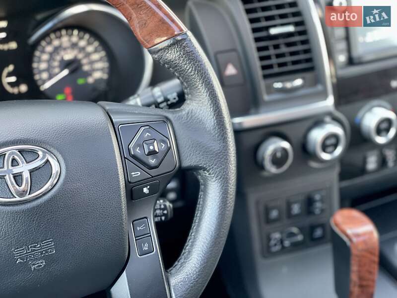 Внедорожник / Кроссовер Toyota Sequoia 2017 в Одессе