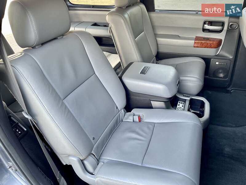 Внедорожник / Кроссовер Toyota Sequoia 2017 в Одессе