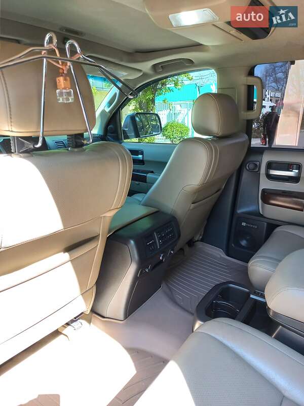 Внедорожник / Кроссовер Toyota Sequoia 2011 в Николаеве
