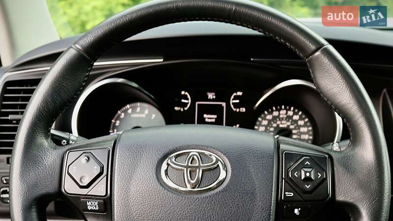 Внедорожник / Кроссовер Toyota Sequoia 2017 в Киеве