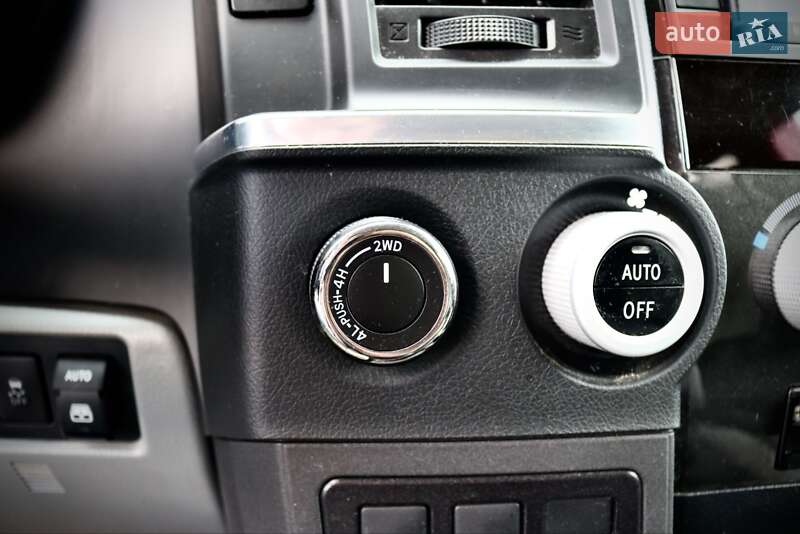 Внедорожник / Кроссовер Toyota Sequoia 2017 в Киеве