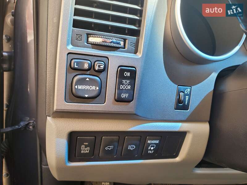 Внедорожник / Кроссовер Toyota Sequoia 2017 в Львове