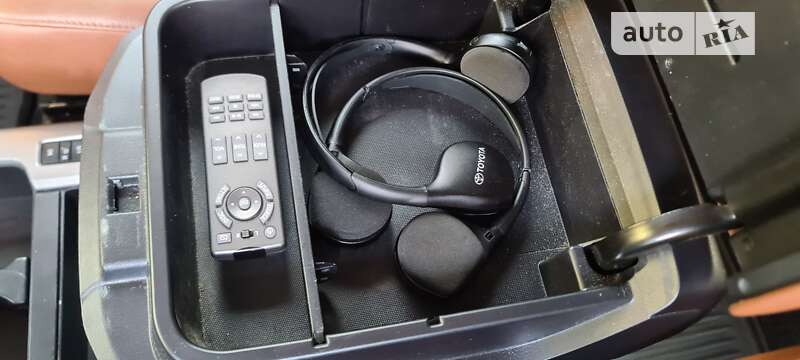 Внедорожник / Кроссовер Toyota Sequoia 2016 в Киеве