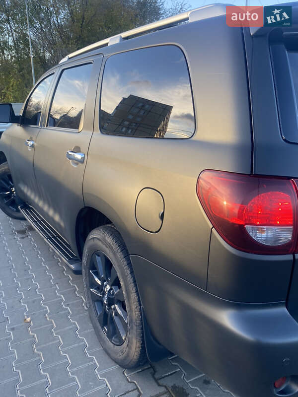 Позашляховик / Кросовер Toyota Sequoia 2017 в Кривому Розі