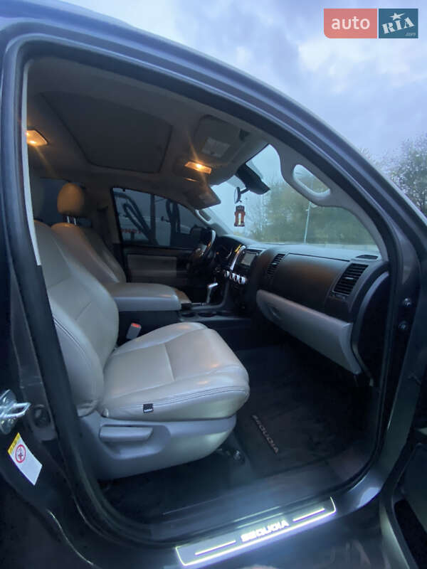 Позашляховик / Кросовер Toyota Sequoia 2017 в Кривому Розі