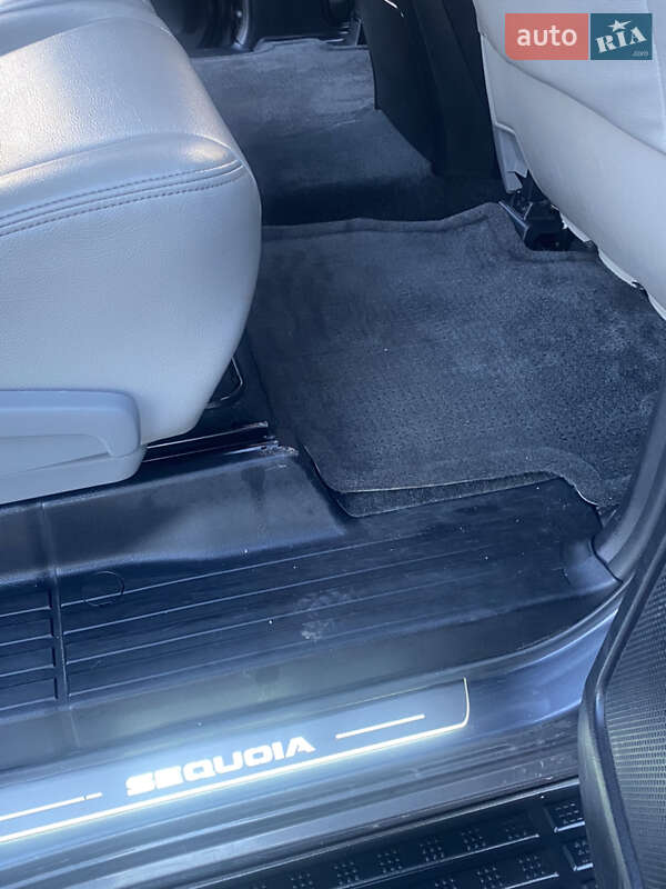 Позашляховик / Кросовер Toyota Sequoia 2017 в Кривому Розі