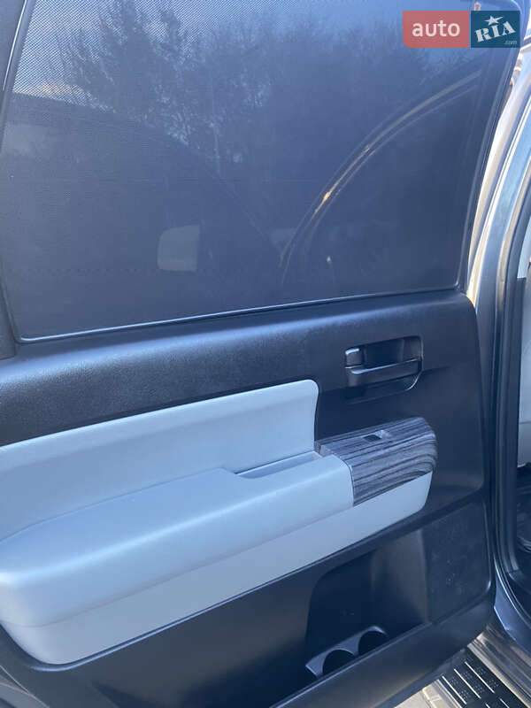 Позашляховик / Кросовер Toyota Sequoia 2017 в Кривому Розі