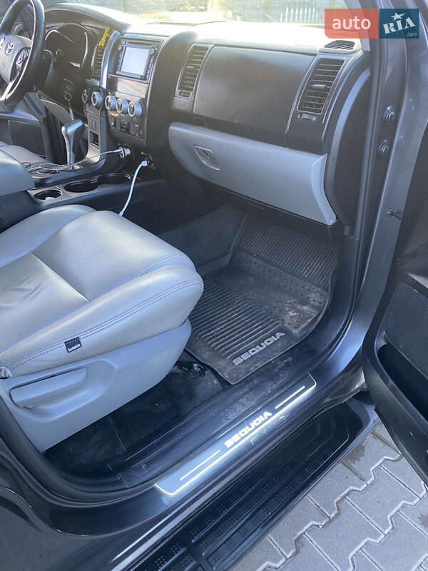 Позашляховик / Кросовер Toyota Sequoia 2017 в Кривому Розі