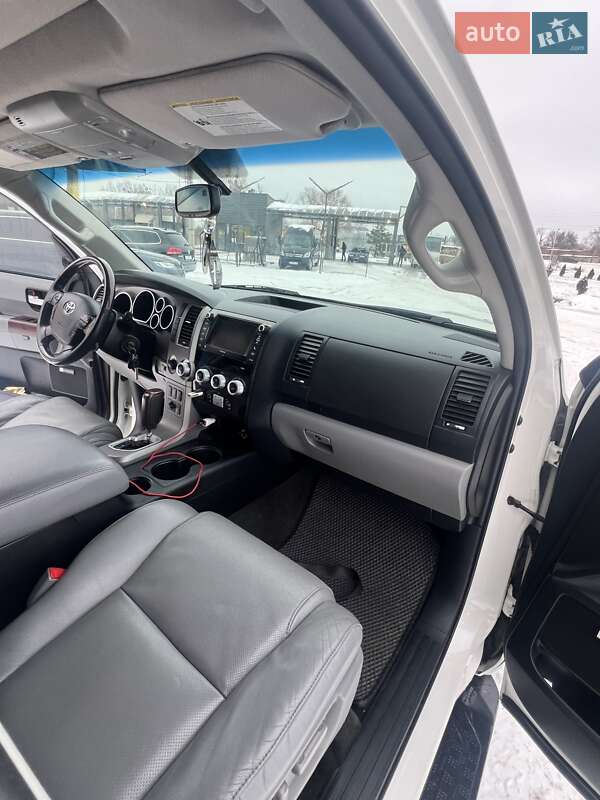 Позашляховик / Кросовер Toyota Sequoia 2013 в Умані