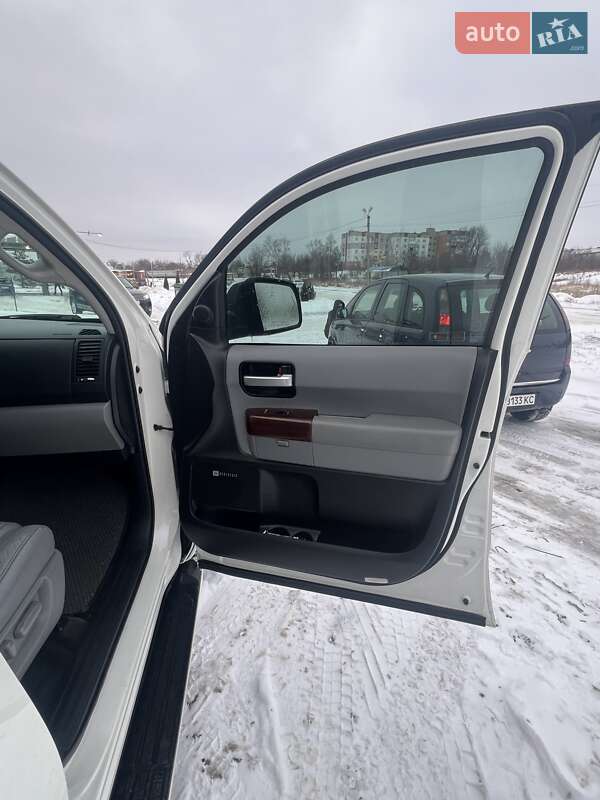 Позашляховик / Кросовер Toyota Sequoia 2013 в Умані