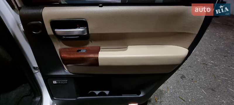 Позашляховик / Кросовер Toyota Sequoia 2016 в Києві фото 6 Позашляховик / Кросовер Toyota Sequoia 2016 в Києві
