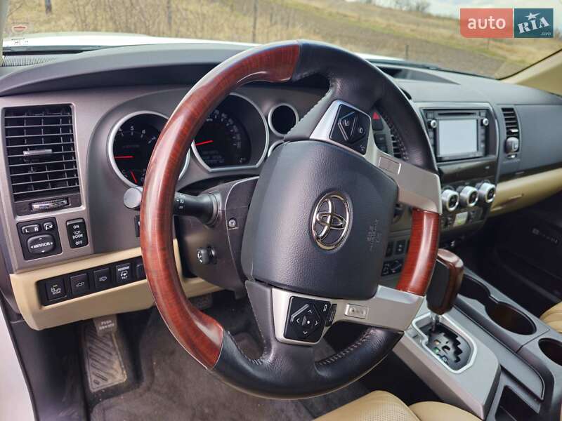 Позашляховик / Кросовер Toyota Sequoia 2016 в Києві фото 22 Позашляховик / Кросовер Toyota Sequoia 2016 в Києві