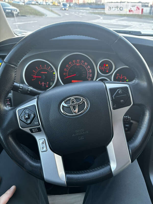 Внедорожник / Кроссовер Toyota Sequoia 2017 в Ровно