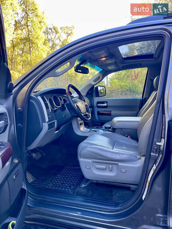 Внедорожник / Кроссовер Toyota Sequoia 2012 в Прилуках