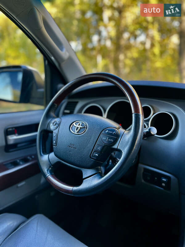 Внедорожник / Кроссовер Toyota Sequoia 2012 в Прилуках
