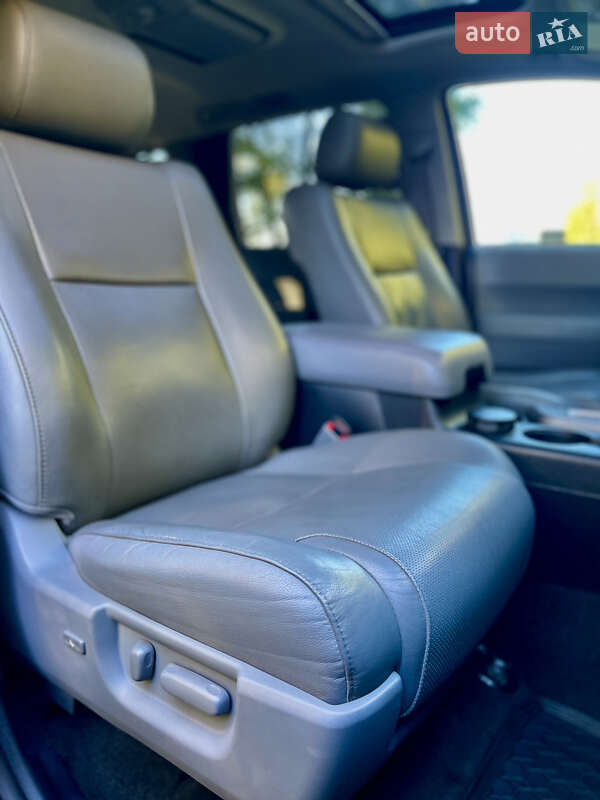 Внедорожник / Кроссовер Toyota Sequoia 2012 в Прилуках