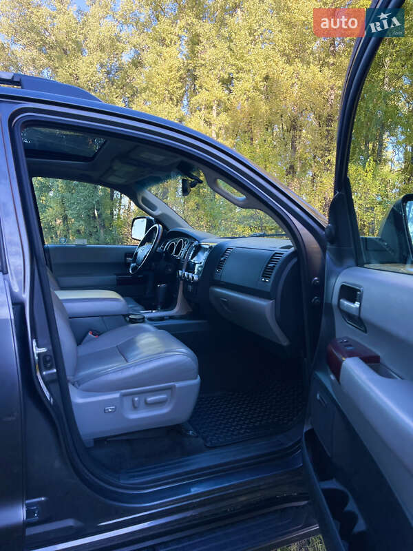 Внедорожник / Кроссовер Toyota Sequoia 2012 в Прилуках